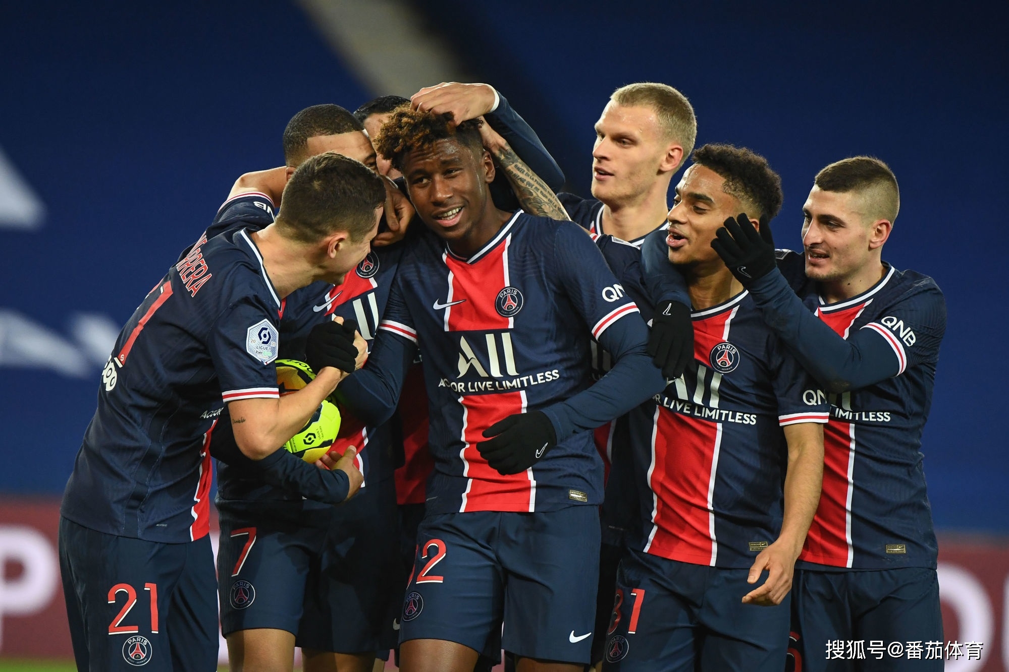 中超：上海海港主场4-1大胜深圳（中超：上海海港主场4比1完胜深圳）