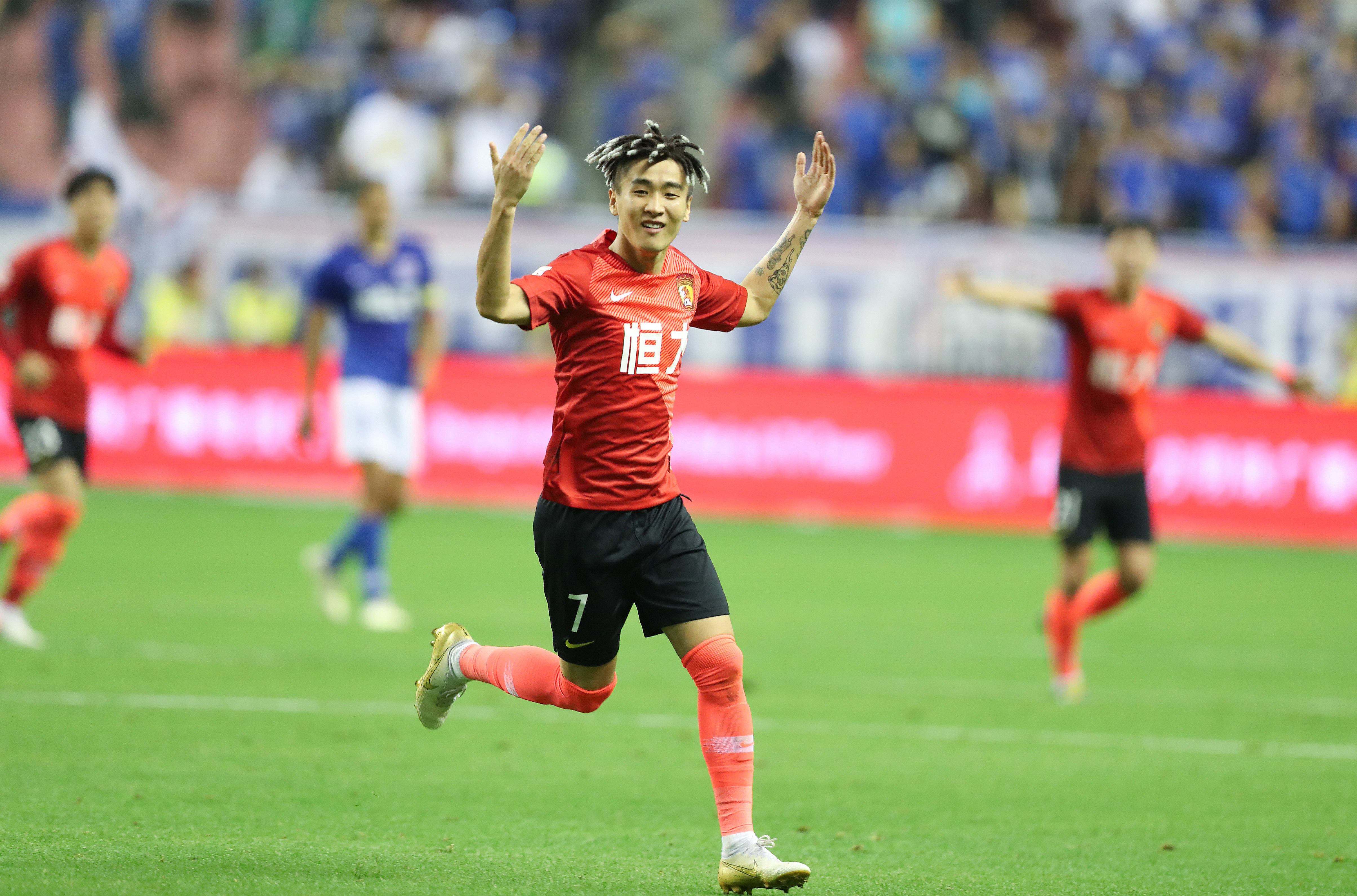 克劳福德拒付30万美元制裁费，失去WBC冠军引发拳迷热议（克劳福德因拒缴30万美元制裁费遭WBC撤销冠军，拳迷热议不断）