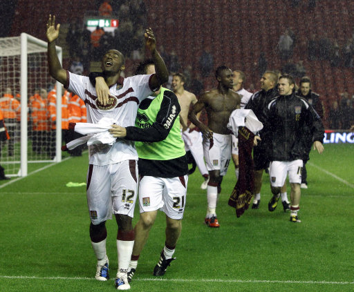 排面，泰州当地路牌上写着“苏超冠军城，泰州欢迎您”（泰州上演排面时刻：路牌打出“苏超冠军城，泰州欢迎您”）