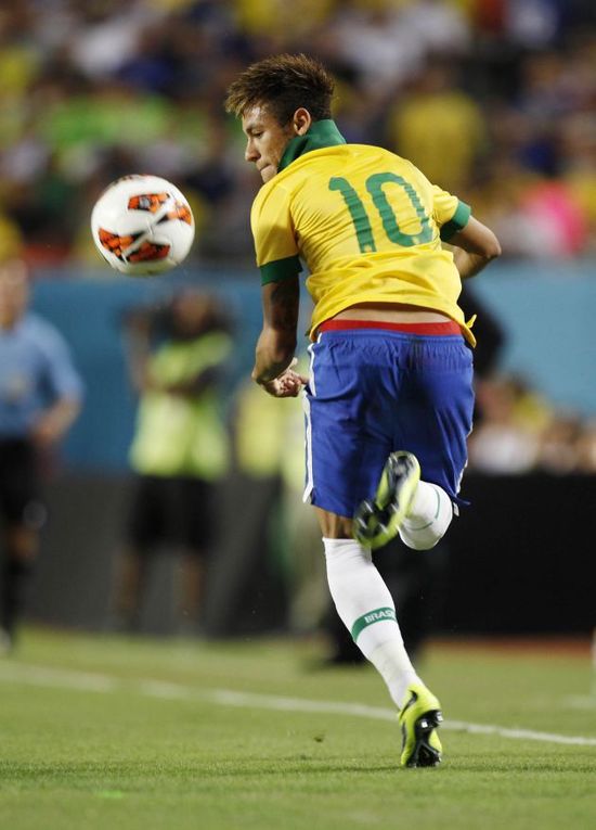 半场战报：温哥华白浪2-0洛杉矶，拉沃尔达、萨比建功（半场速递：温哥华白浪2比0领先洛杉矶，拉沃尔达与萨比破门）